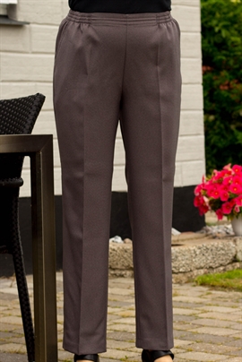  Brandtex bukser med elastik i taljen i mørk beige til damer. Model Anna med rummelig pasform. Lunt stof